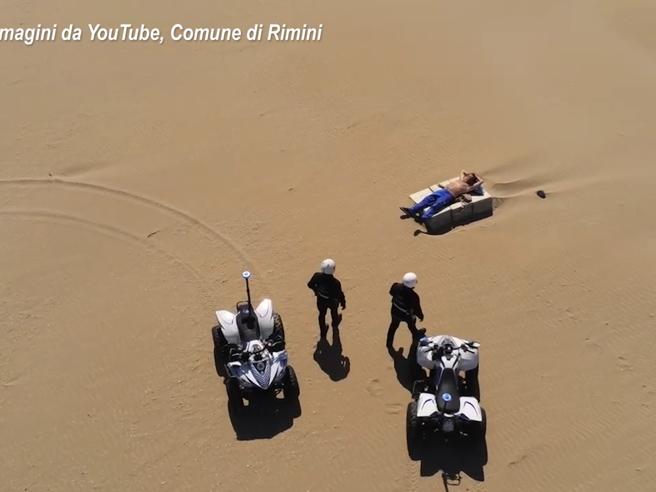 Rimini, la polizia controlla spiagge e parchi con quad e droni